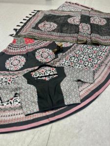 Conjunto Vibrante de Lehenga Larga para Mujer Navaratri, Estampado de Algodón Ajrakh, Dupatta Lucknowi, Blusa Adornada, Inspirado en las Chicas Pakistaníes - Product Image 5
