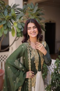 Elegante Vestido de Noche Bordado con Lentejuelas de Seda Roman & Cosmos con Dupatta de Diseñador para Mujer - Product Image 4