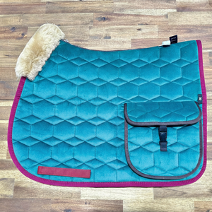 EURO CAVALL Manta de Silla de Montar Multiusos de Terciopelo Azul Turquesa con Acolchado de Panal y Parte Superior de Piel de Oveja Auténtica, Bolsillo Lateral para Accesorios - Product Image 1