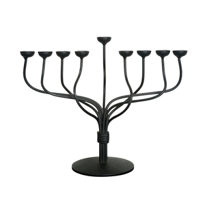 Candelabro de hierro con acabado en polvo negro mate de forma geométrica, ideal para decoración de eventos, accesorio de fotografía y regalos. - Product Image 4