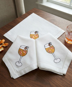 Serviettes de table personnalisées en coton brodé pour cocktails, lavables, avec ourlet festonné, pour mariages, maisons, hôtels et événements - Product Image 1