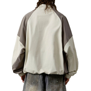 Chaqueta Cortavientos Oversize Unisex Beige Taupe con Media Cremallera y Logotipo Personalizado para Hombre, OEM, Marca Privada, Venta al por Mayor de Ropa Urbana - Product Image 5