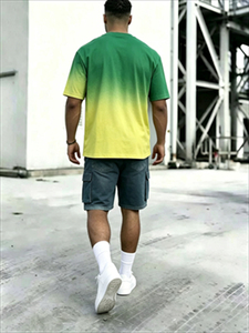 Conjunto de 2 Piezas de Ropa Urbana para Hombre: Camiseta con Cuello en V y Estampado de Letras Góticas en Degradado Verde y Amarillo y Pantalones Cortos Cargo de Mezclilla - Product Image 2