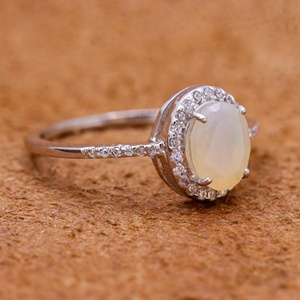 Anillo de Plata de Ley 925 con Ópalo Ovalado Natural y Circonita Cúbica, Joyas Memoria, Venta al Por Mayor - Product Image 3