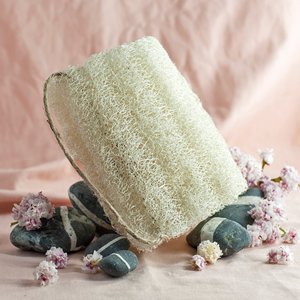 Éponges de bain et de douche multi-usages en luffa, confortables pour le gommage du corps, en vente. - Product Image 2