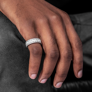 Anillo de banda con incrustaciones de moissanita VVS y baño de oro amarillo, engaste de 0.5 quilates - Product Image 5