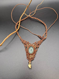 Collier Macramé Vintage Style Forêt avec Pierre Aventurine Verte et Breloque Feuille d'Or, Bijoux Bohèmes Faits Main - Product Image 3