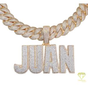 Elegante Colgante Personalizado JUAN de Plata de Ley 925 con Diamante Moissanita, Tipografía con Incrustaciones y Letra en Tono Dorado - Product Image 3