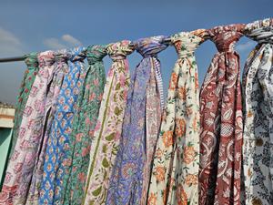 Pareos de Playa Estampados a Mano de la India, Sarongs de Tela Suave de Voile, Ecológicos, Elegantes y Modernos para el Verano - Product Image 5