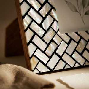 Elegante Marco de Fotos con Incrustaciones de Nácar, Tamaño y Forma Personalizados, Portafotos Decorativo Hecho a Mano con Acabado de Lujo - Product Image 2