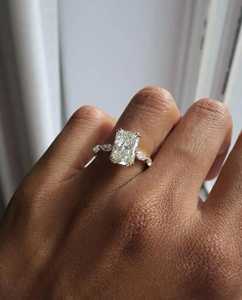 แหวนหมั้นมอสซาไนต์ทรงเรเดียนท์คัท 3 กะรัต พร้อมวงแหวนทรงมาร์คีส์ ทองคำขาว 14K แหวนเจ้าสาวแบบเรียบหรู ของขวัญสำหรับเธอ - Product Image 1