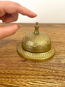 Cloche de service circulaire en laiton de style antique, plaquée or, avec motif en relief, pour hôtel et décoration intérieure - Product Image 4