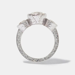 Bague de fiançailles de luxe en or blanc 14 carats avec trois diamants de laboratoire ovales allongés de 2,5 carats, certifiés IGI, taille Old Mine - Product Image 4