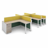 Poste de travail de bureau commercial moderne pour quatre personnes, avec dessus en forme de L en grain de bois clair, cloisons jaune-vert et meubles de rangement sur pieds.