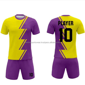 Tenues de football tendance 100 % polyester pour hommes, designs sublimés personnalisés, séchage rapide, extensibles, confortables, OEM avec logo personnalisé - Product Image 3