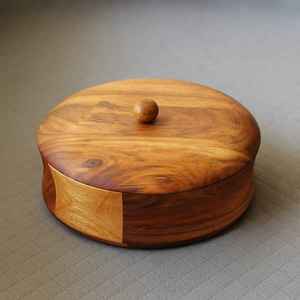 Boîte ronde en bois d'acacia massif durable pour chapati, chauffe-roti, casserole avec couvercle, pour la cuisine, la table à manger, le service et le rangement des aliments - Product Image 6