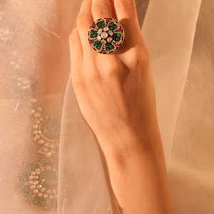 Anillo Kundan Elegante con Gema Verde y Baño de Oro Rosa para Mujer, Joyería Artesanal para Bodas, Anillo con Forma de Flor, Alta Demanda - Product Image 2