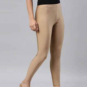 Leggings de yoga para mujer con ajuste regular y tela que controla la humedad para entrenamiento intenso. - Product Image 3