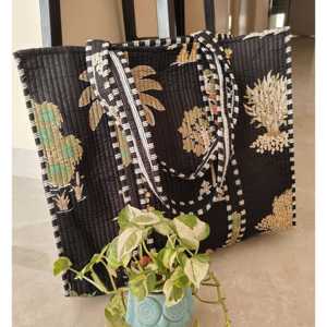 Sac fourre-tout en coton matelassé indien fait main |   Sac fourre-tout en tissu réutilisable écologique noir motif palmier - Product Image 1