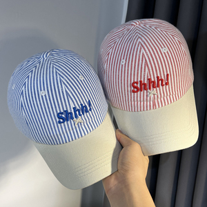 Gorra de Béisbol a Rayas con Bordado 'Shhh', Unisex, Casual, de Verano, de 6 Paneles, Ajustable, con Rayas Azules, Rojas y Blancas - Product Image 1