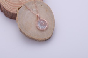 Pendentif Charme Lune et Étoile Tendance en Or Rose / Blanc / Jaune 9K – Bijou Tendance - Product Image 5