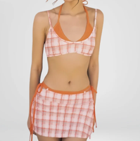 Ensemble bikini à carreaux OEM ODM avec jupe de plage, taille personnalisée, étiquette en tissu imprimée, maillot de bain de plage pour femme avec bordure contrastante, fabricant