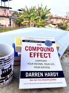 L'effet composé par Darren Hardy, livre en anglais à couverture souple sur l'éducation, le développement personnel et la motivation professionnelle - Product Image 5
