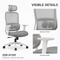Chaise de bureau en maille grise avec cadre blanc, appui-tête, accoudoirs en forme de T et base à roulettes blanche pour postes de travail modernes