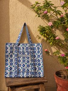 Sac fourre-tout à bandoulière pour femme, tendance, en coton matelassé à imprimé floral, 18x18 pouces, avec fermeture éclair et chaînes, fait main, lavable - Product Image 6