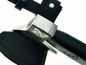Hacha Vikinga Tomahawk con Diseño Celta, Cabeza de Acero al Carbono, Mango de Madera, Hacha de Supervivencia para Uso en Exteriores - Product Image 5