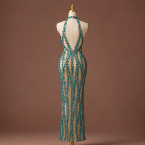 Robe de sirène luxueuse en perles turquoise |   Robe de soirée à col halter en V profond |   Robe moulante en cristal de créateur, faite à la main, écologique, pour soirée - Product Image 4
