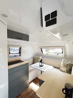 Mini-caravane noire en forme de larme avec salle de bain et cuisine pour le camping et les voyages, disponible à la vente