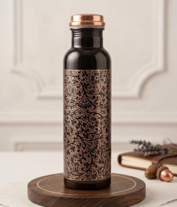Ensemble de bouteilles d'eau en cuivre pur à imprimé floral noir et or avec deux verres à double paroi assortis, écologiques, portables et multi-usages - Product Image 2