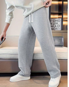 Pantalon de survêtement gris pour homme, taille élastique avec cordon de serrage, poches latérales, tricoté mi-lourd, idéal pour l'automne - Product Image 1