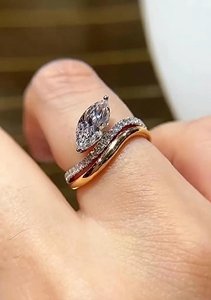 Anillo de Compromiso con Moissanita de Corte Marquesa de 3 Quilates |   Anillo Pavé en Espiral Chapado en Oro sobre Plata 925 |   Anillo con Diamante de Laboratorio con Engaste de Puntas - Product Image 5