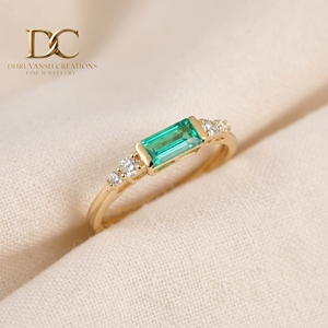 Bague en or massif 14 carats avec émeraude colombienne cultivée en laboratoire et accent de diamant cultivé en laboratoire, coupe émeraude, bague de fiançailles pour femme - Product Image 4