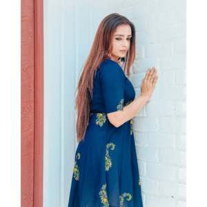 Kurta décontractée indienne/pakistanaise à imprimé numérique Indigo Gold, taille XS, en rayonne - Product Image 3