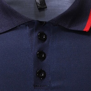 Polo de manga corta para hombre con estampado geométrico negro y rojo, de secado rápido, deportivo, de poliéster tejido, corte regular. - Product Image 5