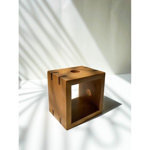 Portavelas de madera de Sheesham hecho a mano, modelo Hurricane, de Aqdus Saleem |   Decoración para el Hogar de Forma Cuadrada con Diseño Escultural de Onda Asimétrica - Product Image 3