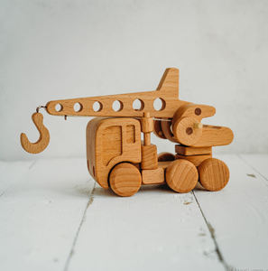 Grúa de remolque de madera de estilo vintage con un brazo de grúa robusto y un diseño de cabina clásico. Stock disponible a precios de mayorista. - Product Image 5