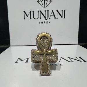 แหวนทองชุบรูปกากบาทประดับเพชรโมอิสซาไนต์ทรงกลม VVS ระยิบระยับ แหวนเงินแท้ 925 สไตล์ฮิปฮอป เหมาะสำหรับงานปาร์ตี้และเป็นแหวนหมั้น - Product Image 1