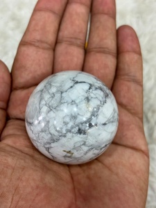 Sphère de cristal d'howlite de couleur blanc crème, avec veinage anthracite, forme ronde et lisse, finition raffinée et distinctive. - Product Image 5
