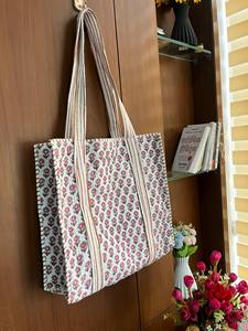 Sac fourre-tout de voyage matelassé à la main, multi-patchwork, le plus vendu, magnifique sac de shopping pour femme, fait main en tissu de coton Kantha, ouvert et lavable - Product Image 4