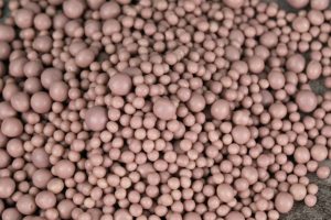 Venta al por mayor de ingredientes de repostería de chocolate compuesto a granel para decoración de pasteles HALAL OEM/ODM Bolas crujientes de chocolate con arándanos y cacao - Product Image 5