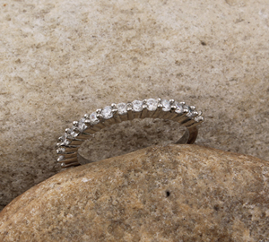 Bague en argent plaqué avec serti clos en oxyde de zirconium, délicate, minimaliste, empilable, pour femme, idéale pour mariage, fête ou usage quotidien - Product Image 3
