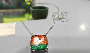 Collar Radiant Tone Forest & Amber Fusion, compuesto de resina y piedras preciosas. Esto crea un plataño alemán multicolor único. - Product Image 2