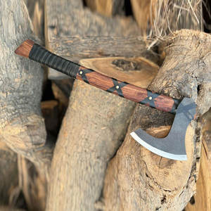 Hache viking artisanale industrielle, tête en acier gravée, manche en bois massif, poignée gainée de cuir, inspirée du patrimoine, objet de collection décoratif - Product Image 3