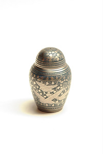 Urnas de recuerdo de latón duradero para cenizas elaboradas con arte tradicional perfecto para fines de regalos conmemorativos - Product Image 4