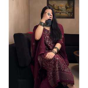 Ensemble de costumes de soirée pour femmes de créateur avec une belle combinaison haut-bas Dupatta - Product Image 3