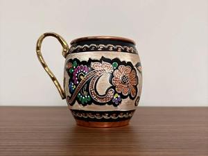Mug en cuivre émaillé noir peint à la main avec motif floral gravé, poignée en laiton, vaisselle décorative, collection cadeau - Product Image 4